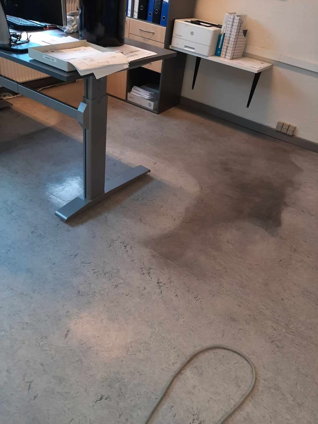 Linoleumsgulv under gulvbehandling – Vejen Rengøring